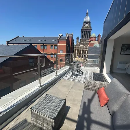 Centre, 2 Bed Penthouse With Balcony Apartment *