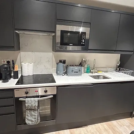 Centre, 2 Bed Penthouse With Balcony *