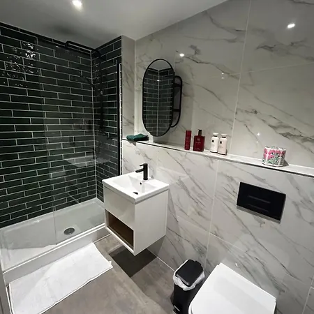Centre, 2 Bed Penthouse With Balcony Apartment