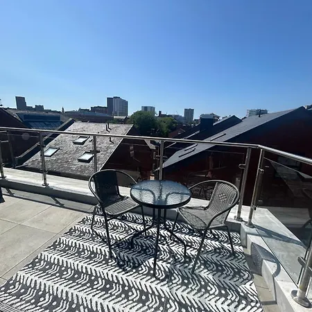 Centre, 2 Bed Penthouse With Balcony Apartment Leeds (West Yorkshire)