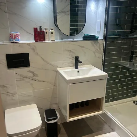 Apartment Centre, 2 Bed Penthouse With Balcony *