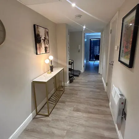 Centre, 2 Bed Penthouse With Balcony