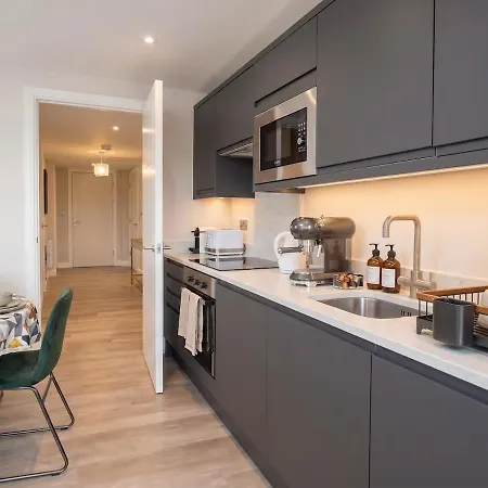 Centre, 2 Bed Penthouse With Balcony *