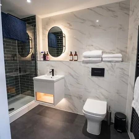 Apartment Centre, 2 Bed Penthouse With Balcony